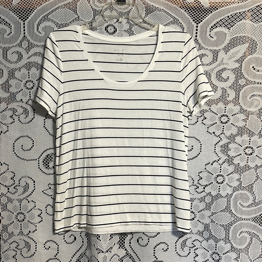 ⭐️ Black and White Striped Shirt